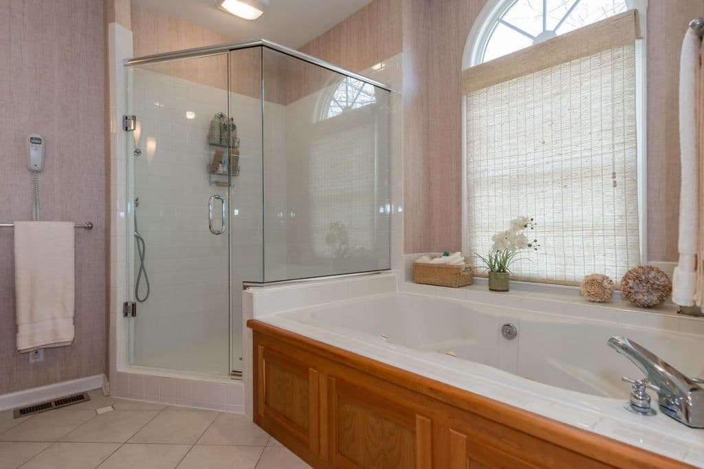 Oak Ridge Master Bathroom - Before