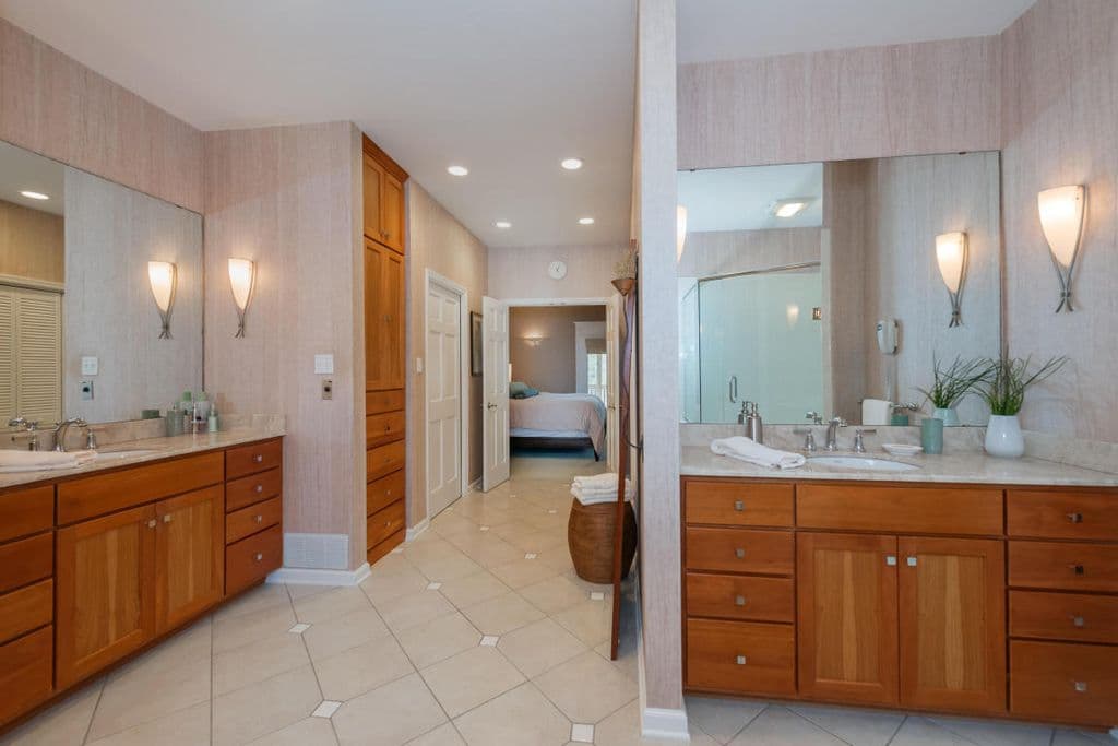 Oak Ridge Master Bathroom - Before